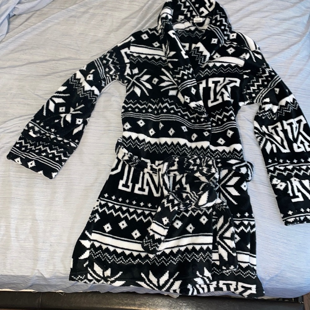 Size XS PINK Victoria secret plush snowflake robe